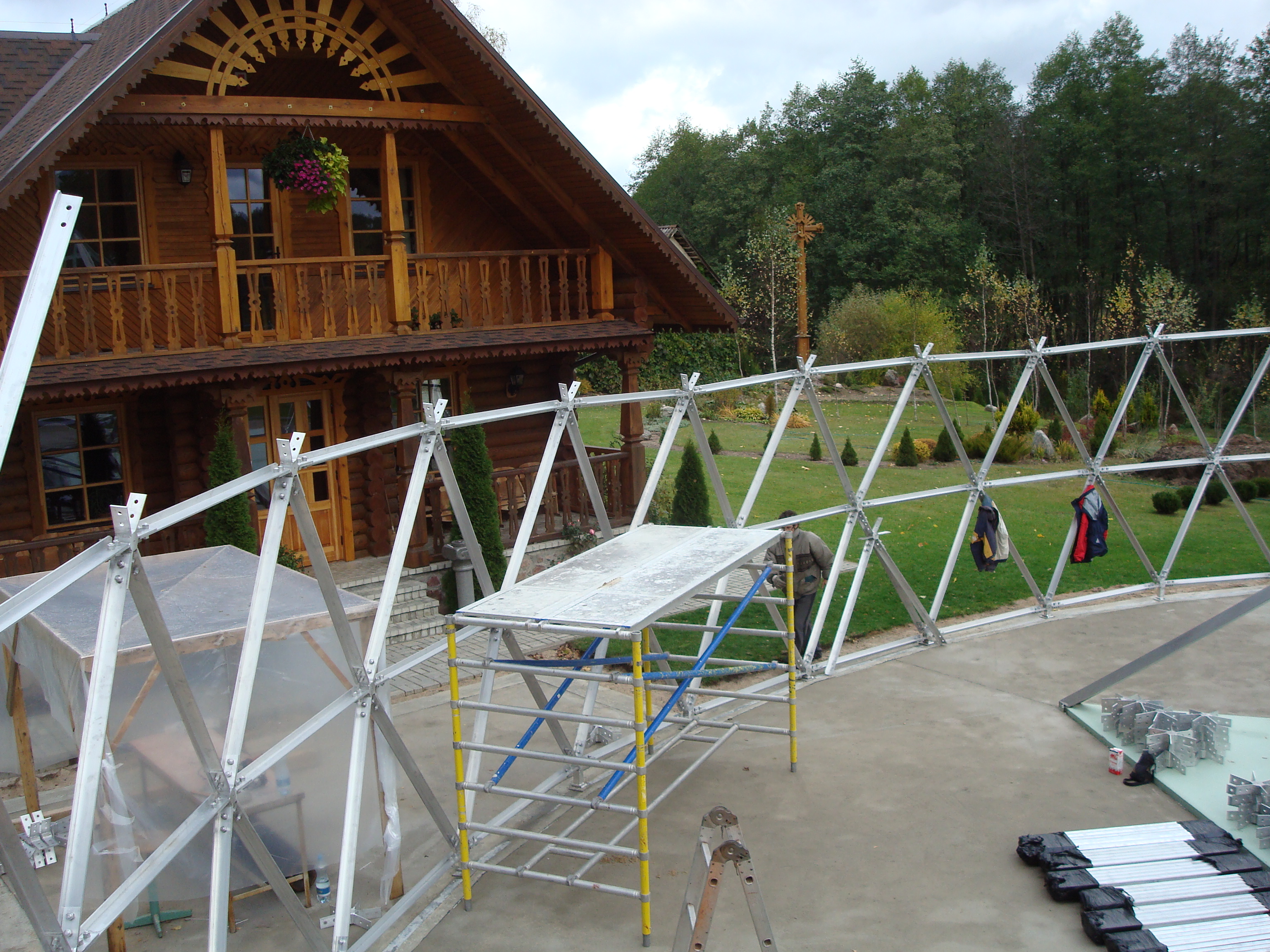 Geodesic dome spatial frame assembly process